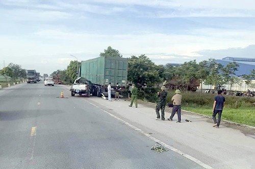 Xe bán tải va chạm với xe container, 2 người tử vong