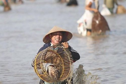 Hơn 100 người mua vé xuống hồ 'săn cá' giữa ngày hè nóng bức