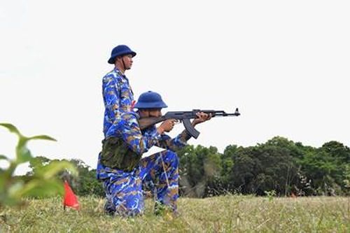 Vùng 5 Hải quân kiểm tra bắn đạn thật súng bộ binh năm 2023