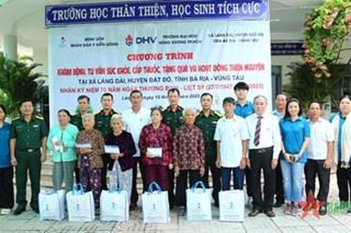 Bệnh viện Quân dân y miền Đông (Quân khu 7) khám bệnh, tặng quà cho các đối tượng chính sách