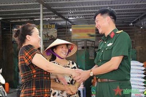 Chính ủy dũng cảm giúp dân trị 'giặc lửa'