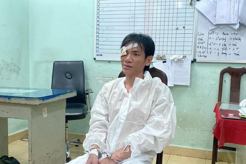 'Nghe tiếng nói trong đầu sai khiến' mang kéo vào trụ sở công an phường đâm công an