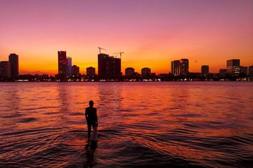 Giới trẻ đổ xô đi ngắm hoàng hôn cực phẩm ở Hồ Tây