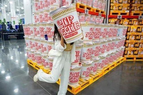 Cận cảnh ly mì khổng lồ 'to như cái xô' khách tranh nhau mua