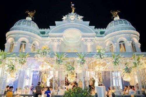 Dinh thự dát vàng của đại gia Việt 'gây bão'trên báo nước ngoài