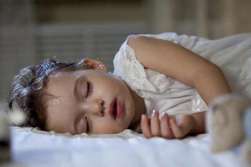 Trẻ đổ mồ hôi trộm có đáng lo?