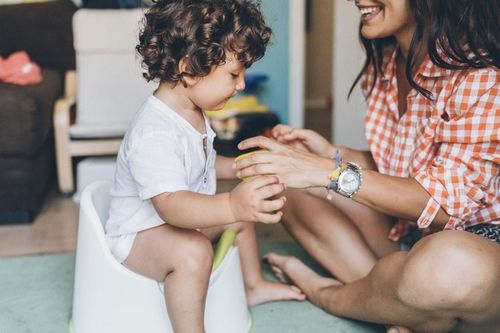 Trẻ tăng tiết mồ hôi và những dấu hiệu bệnh lý nên biết