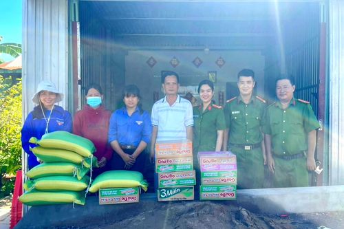 Công an An Giang tặng quà cho người dân huyện biên giới Hồng Ngự