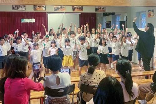 Chỉ huy Nguyễn Hải Yến và dàn hợp xướng hạnh phúc