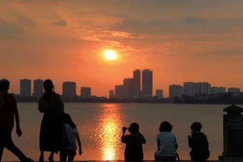 Du khách 'đắm chìm' trong cảnh sắc hoàng hôn tại hồ Tây