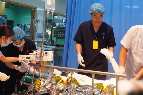 Đi câu cá, trẻ 13 tuổi bị điện giật bỏng 90% cơ thể