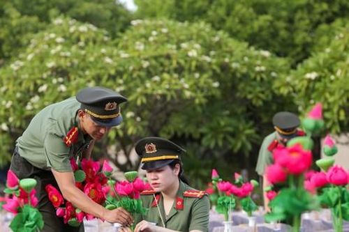 Tuổi trẻ Quảng Bình thay mới hơn 8.000 bình hoa sen ở phần mộ liệt sĩ