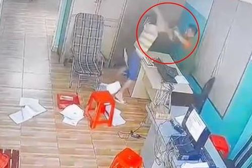 Truy tìm người đàn ông xông vào trụ sở tấn công công an phường