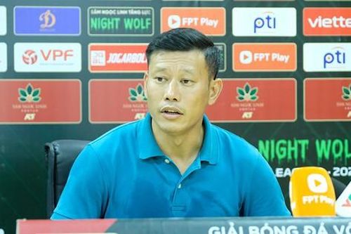 HLV Thạch Bảo Khanh cười tươi sau chiến thắng trước Hải Phòng