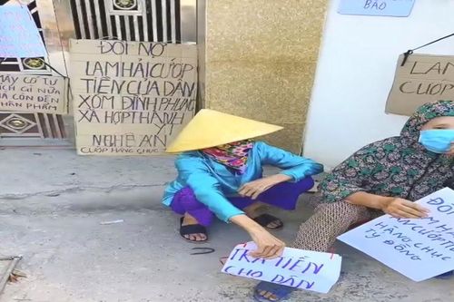 Người dân mang băng rôn, loa đài đi đòi nợ