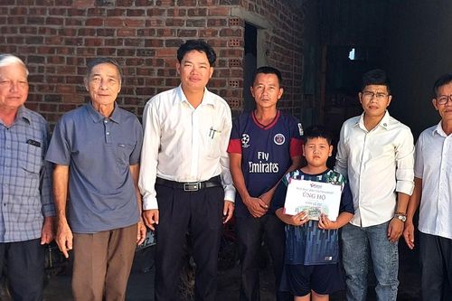 Người cha mù chữ làm phụ hồ nuôi hai con được bạn đọc VietNamNet hỗ trợ