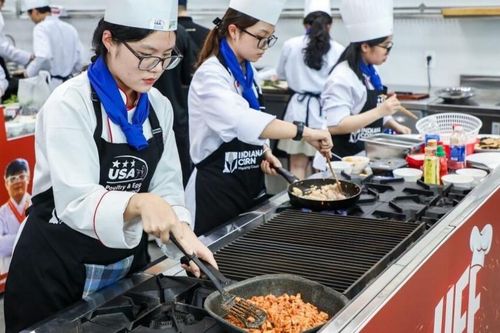 Môi trường học song ngữ, đa trải nghiệm hút sinh viên theo học UEF