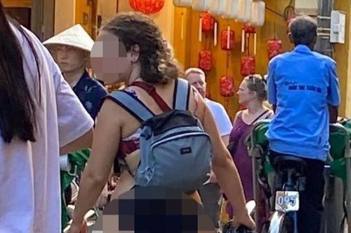 Nữ du khách mặc bikini vô tư dạo phố cổ Hội An gây bức xúc