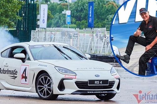 Xem 'ảo thuật gia' U80 Russ Swift biểu diễn drift ô tô khét mù tại Hà Nội