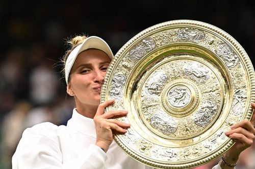Khoảnh khắc lịch sử của Vondrousova với chiếc cúp vô địch Wimbledon