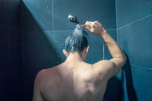 Vì sao nhiều người khỏe mạnh bỗng đột tử sau khi tắm nước lạnh?