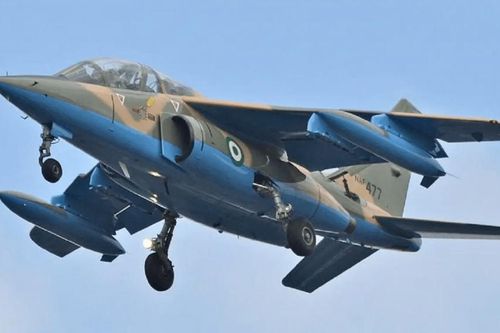 Rơi máy bay quân sự ở Nigeria, hai phi công nhảy dù thoát hiểm