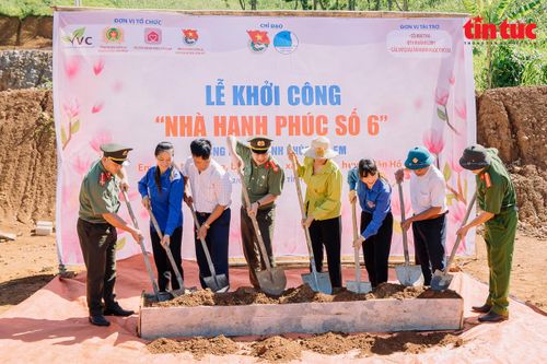 Nhà hạnh phúc cho 'em bé không biết cười'
