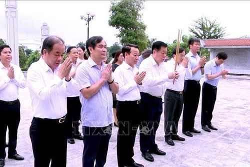 Dâng hương tưởng niệm các nghĩa sỹ hy sinh trong Cuộc khởi nghĩa Yên Bái