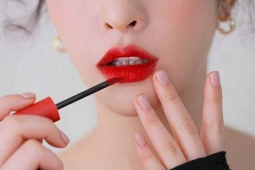 Cách đánh son lâu trôi, giúp các nàng ăn uống thả ga