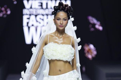 Diện váy cưới hở eo, siêu ngắn, H'hen Niê khoe khéo body vạn người mê khi làm vedette