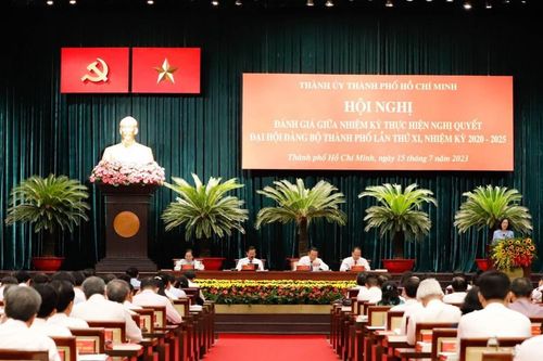 Chủ tịch UBND TPHCM: Tập trung nguồn lực để xử lý những dự án trì trệ