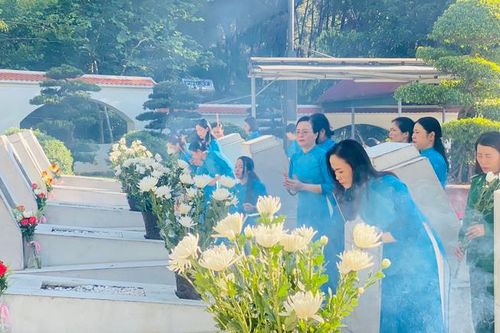 Hội LHPN Hà Tĩnh dâng hương tưởng niệm các Anh hùng liệt sĩ tại Ngã ba Đồng Lộc