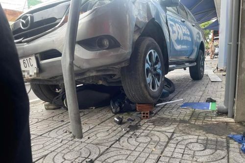Nâng gầm xe ô tô, cứu nạn nhân bị mắc kẹt