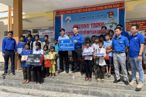 Tiếp bước em đến trường cho con em đồng bào dân tộc thiểu số