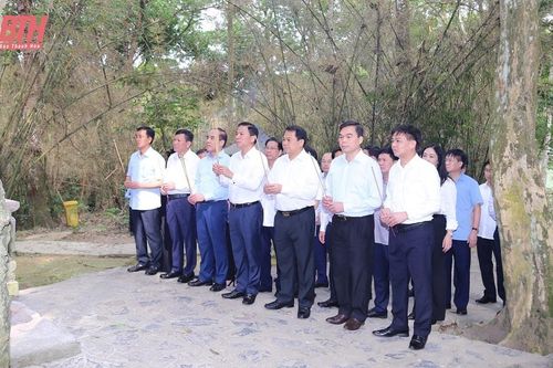 Bí thư Tỉnh ủy Đỗ Trọng Hưng cùng đoàn đại biểu tỉnh Thanh Hóa dâng hương tại Khu di tích Quốc gia đặc biệt Tân Trào