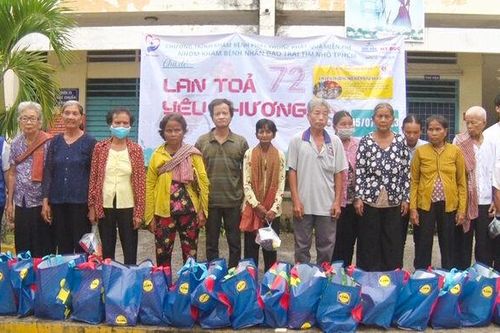 Khám bệnh, tặng quà cho 400 người dân và học sinh Khmer xã Ô Lâm