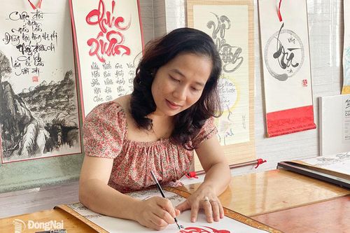 Nữ giáo viên Vật lý mê thư pháp