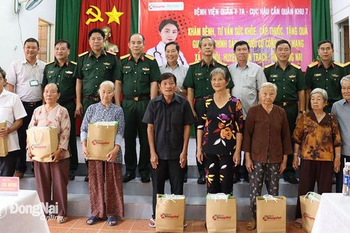 Khám bệnh, cấp thuốc và tặng quà cho gia đình chính sách tại Nhơn Trạch, Đồng Nai