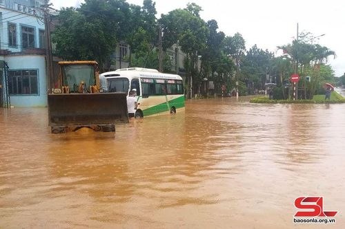 Mưa to xảy ra trên địa bàn huyện Quỳnh Nhai gây ách tắc giao thông nghiêm trọng
