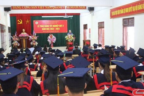 Trao bằng tốt nghiệp cho 222 sinh viên