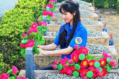 Thay mới hoa trên các phần mộ liệt sỹ nhân dịp 27/7