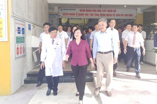 Bộ trưởng Bộ Y tế Đào Hồng Lan thăm, làm việc với Trung tâm Y tế huyện Phú Vang