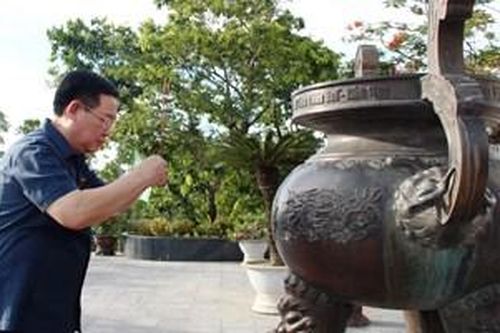 Chủ tịch Quốc hội Vương Đình Huệ dâng hương tại Nghĩa trang liệt sỹ thành phố Huế
