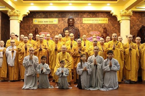 Ban Trị sự GHPGVN Q.3 thăm, cúng dường các trường hạ
