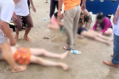 Cứu 3 du khách bị sóng cuốn khi tắm biển ở Phan Thiết
