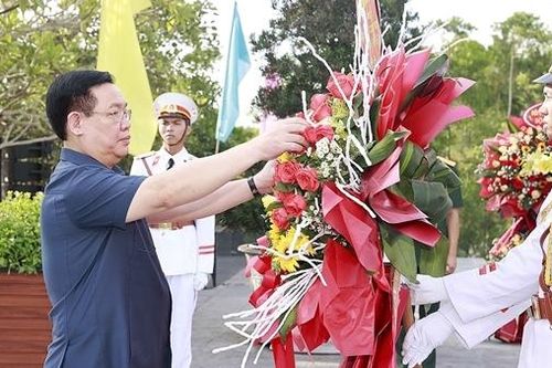 Chủ tịch Quốc hội Vương Đình Huệ tưởng niệm các anh hùng liệt sĩ tại Thừa Thiên-Huế