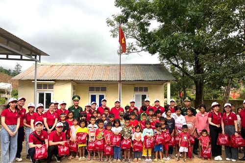 Quảng Trị: Trao 50 bộ sách giáo khoa và 70 phần quà tặng học sinh của điểm trường Chênh Vênh