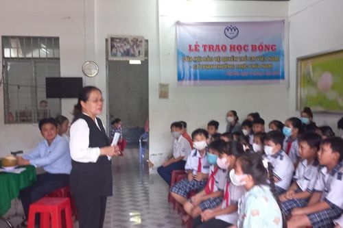Trao quà và học bổng cho 40 học sinh khó khăn