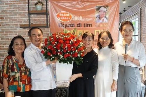 Người đi tìm bóng núi