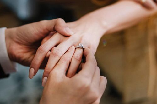 Gia đình bạn trai giàu quá sức tưởng tượng, tôi lo sợ không biết có nên cưới?